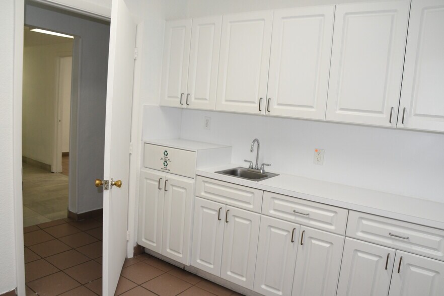 More Photos Of 1920 SW 22nd St, Miami Medical For Lease