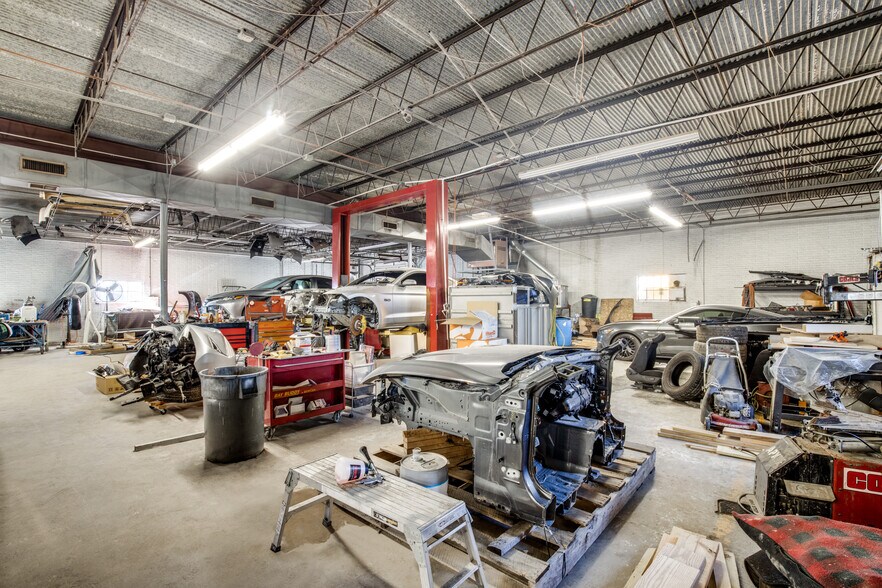 More Photos Of 301 E Walnut St, Garland Warehouse For Sale