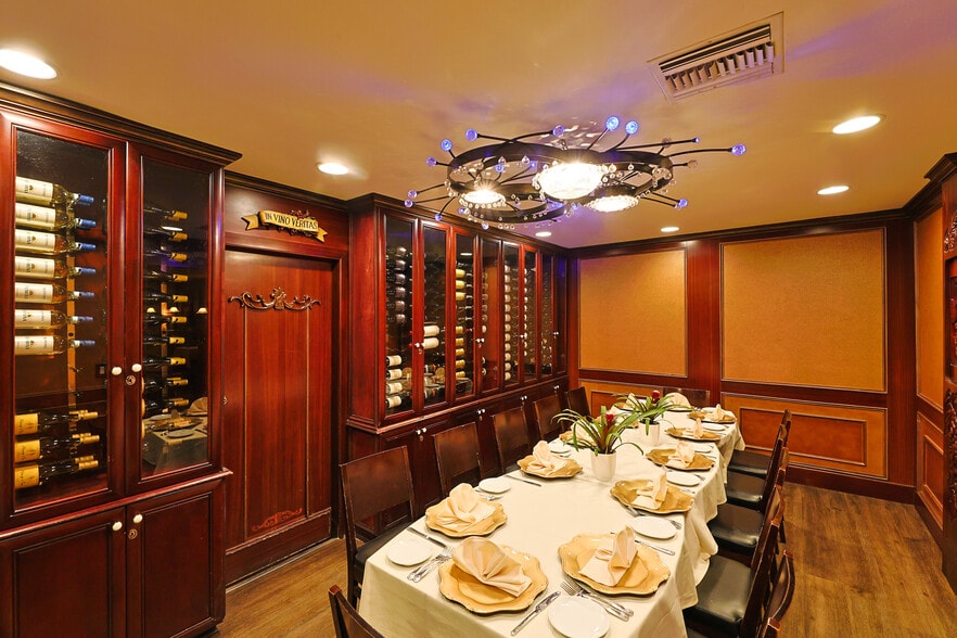 More Photos Of 4557 Sherman Oaks Ave, Sherman Oaks Restaurant For Lease
