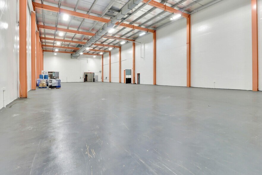 More Photos Of 40 Commercial Ave, Middletown Warehouse For Lease