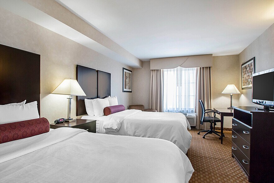 More Photos Of 933 S Riverside Dr, Elmhurst Hotel For Sale