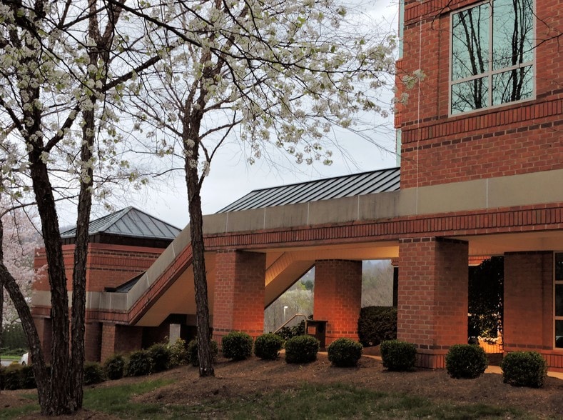 More Photos Of 2800-2840 Electric Rd, Roanoke Office For Lease