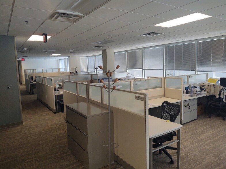 More Photos Of 903 E 104th St, Kansas City Office For Lease