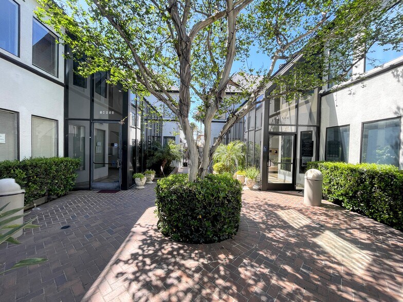 More Photos Of 14654-14664 Victory Blvd, Van Nuys Office For Lease