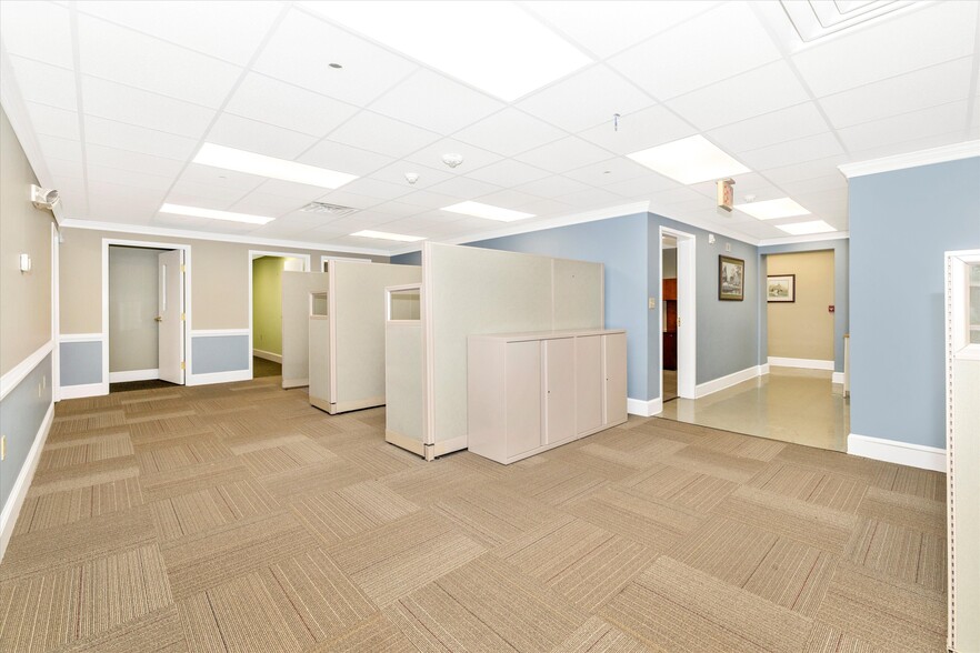 More Photos Of 925 N East St, Frederick Bank For Lease