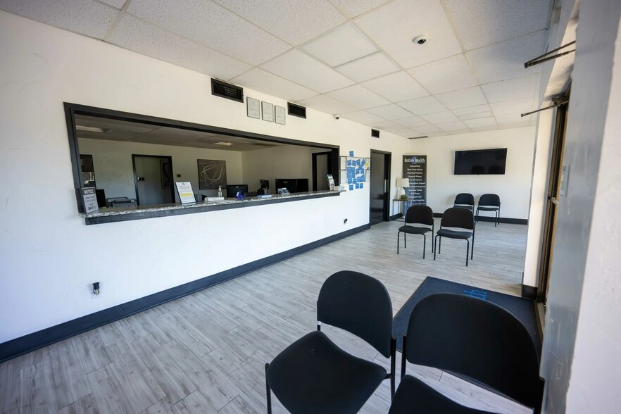 More Photos Of 517 N Carrier Pky, Grand Prairie Medical For Lease