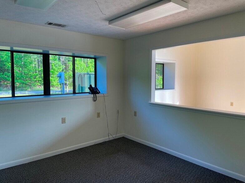 More Photos Of 300 Delano Dr, Manchester Warehouse For Sale