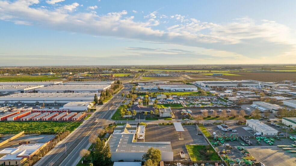 More Photos Of 1123 N Plaza Dr, Visalia Warehouse For Lease
