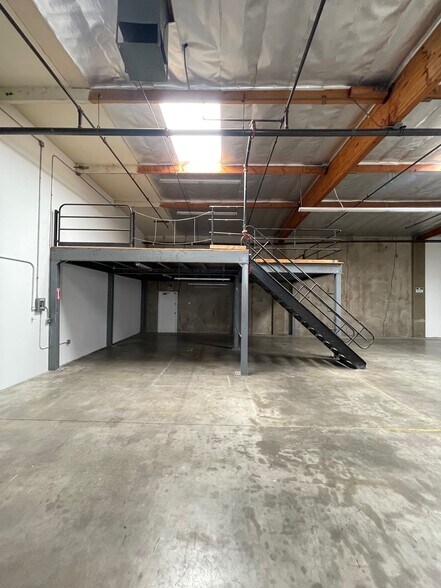 More Photos Of 19428-19434 Business Center Dr, Northridge Warehouse For Lease