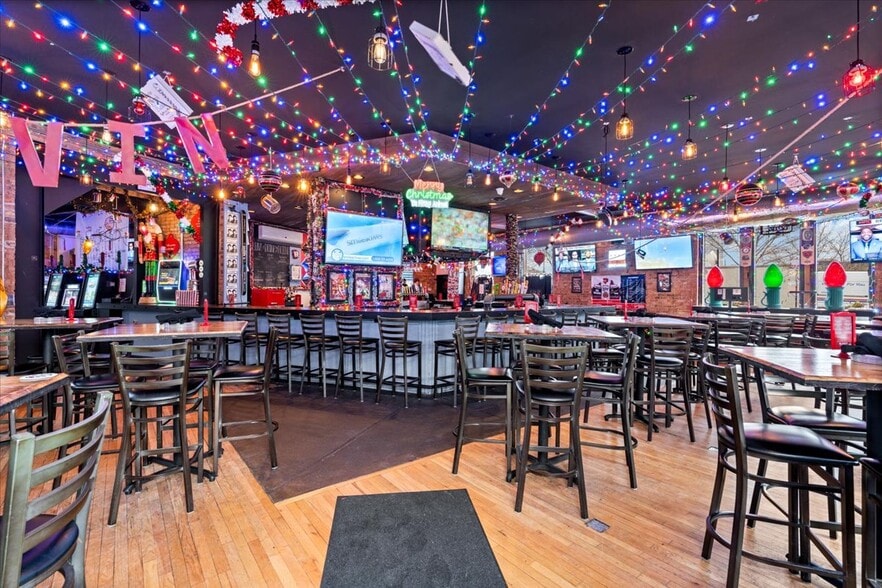 More Photos Of 3801-3809 N Clark St, Chicago Restaurant For Sale