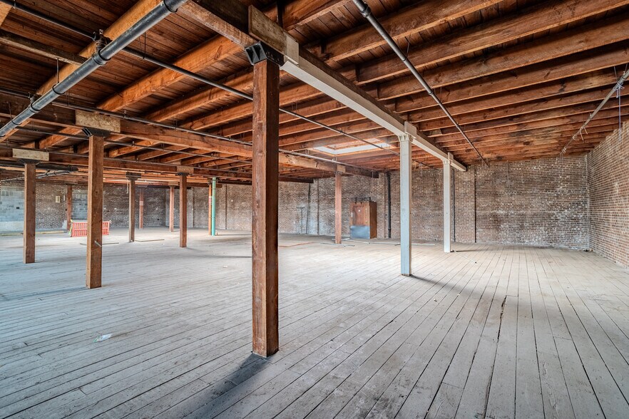 More Photos Of 2103 Lyons Ave, Houston Freestanding For Lease