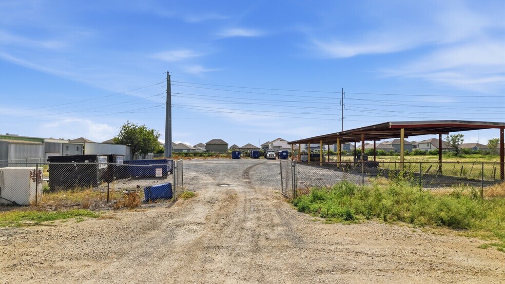 More Photos Of 2476 N Heideke St, Seguin Industrial For Sale