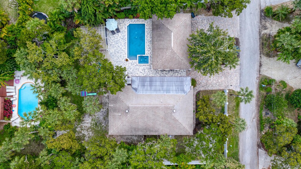 More Photos Of 185 Faubel St, Sarasota Specialty For Sale