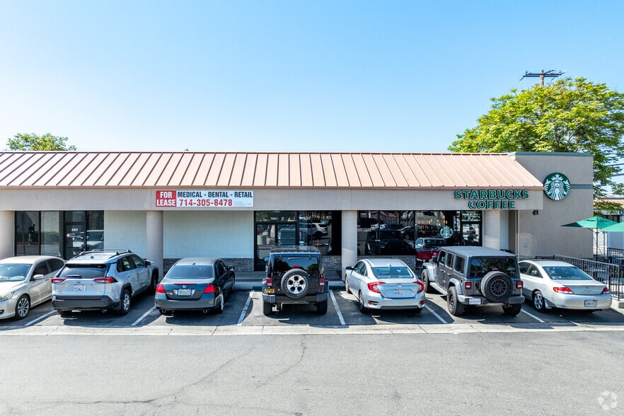 More Photos Of 2115 N Tustin St, Orange Freestanding For Lease