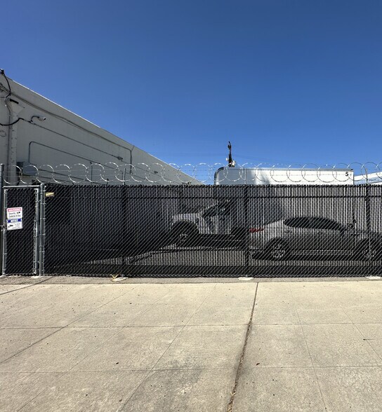 More Photos Of 2100 Floyd St, Burbank Warehouse For Lease