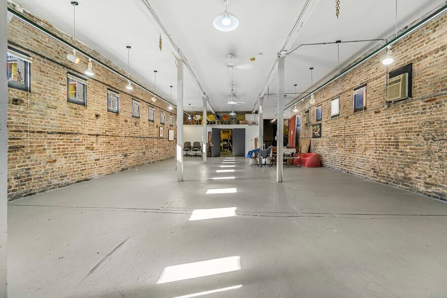 More Photos Of 818 North Blvd, Oak Park General Retail For Sale