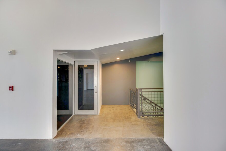 More Photos Of 708 N Croft Ave, Los Angeles Office For Lease