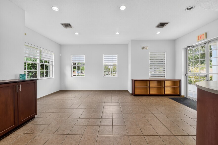 More Photos Of 2555 Pinellas Point Dr S, Saint Petersburg Veterinarian Kennel For Sale