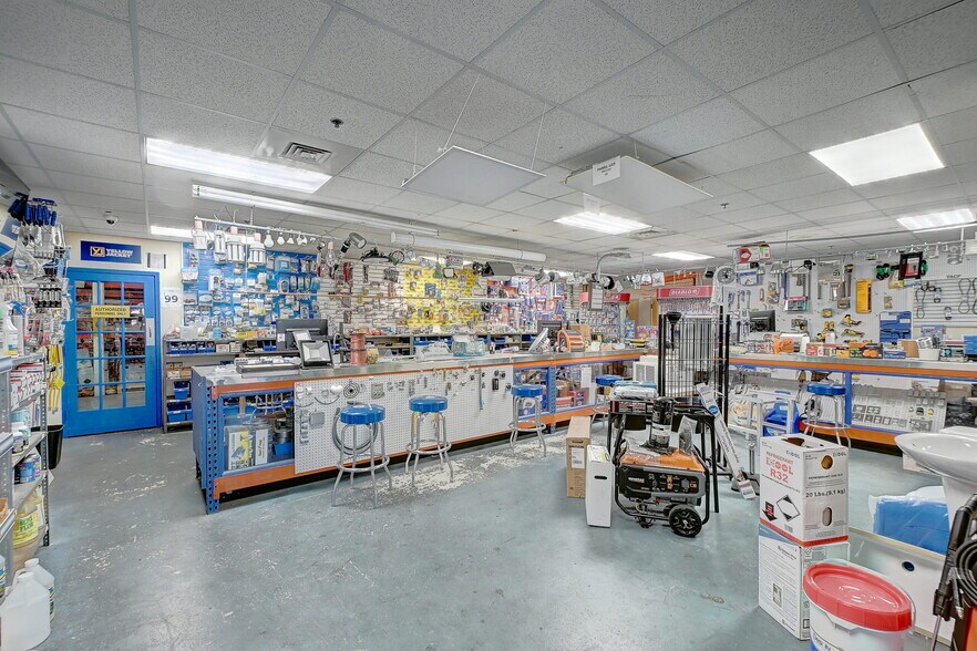 More Photos Of 3040 Fowler St, Fort Myers Warehouse For Lease