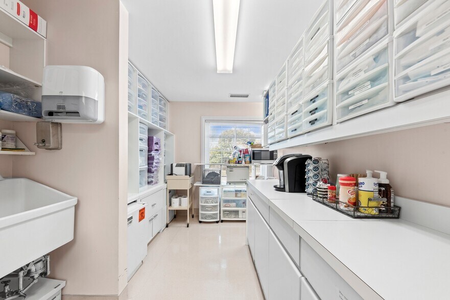 More Photos Of 330 W Frontage Rd, Northfield Medical For Lease