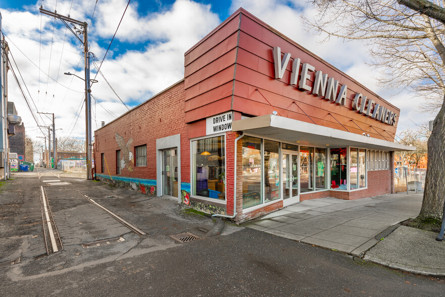 Primary Photo Of 206 E Magnolia St, Bellingham Storefront For Lease