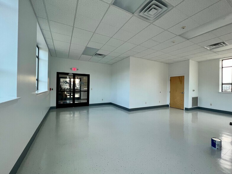 More Photos Of 181 E Stiegel St, Manheim Warehouse For Lease