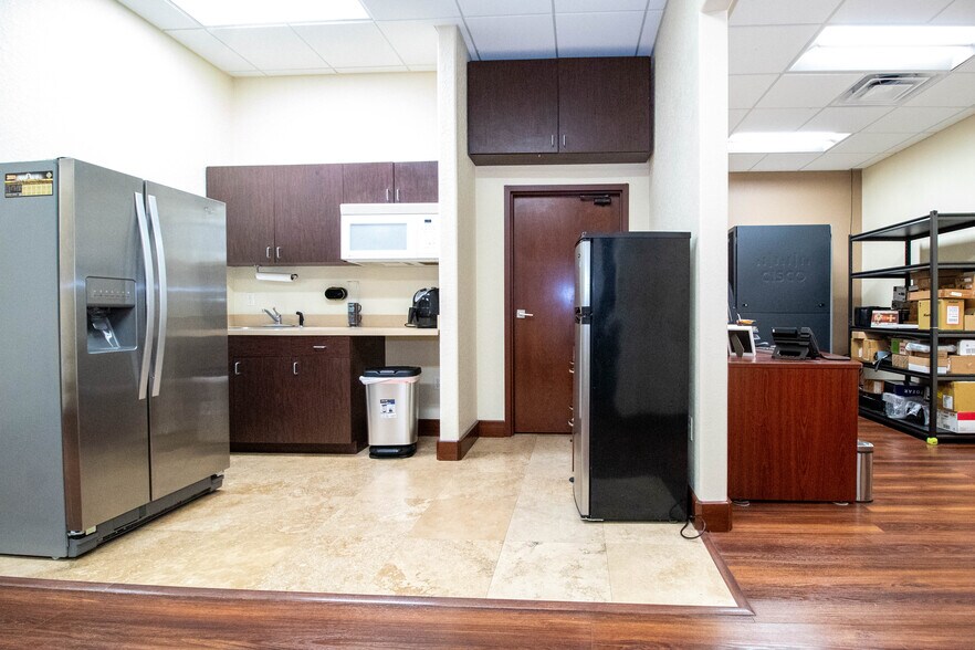 More Photos Of 8810 Commodity Cir, Orlando Showroom For Lease