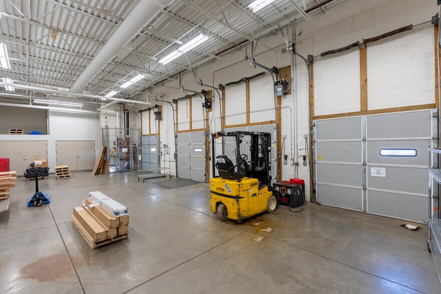 More Photos Of 6900 W 110th St, Bloomington Light Manufacturing For Sale