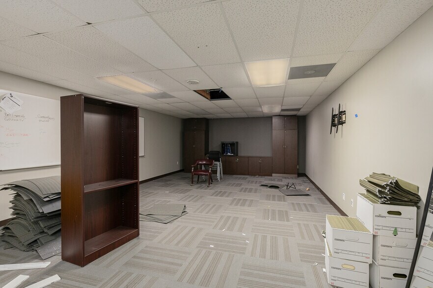 More Photos Of 500 W Daniels St, Ozark Office For Sale