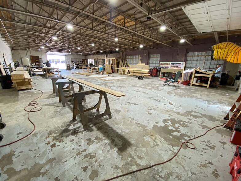 More Photos Of 142 N Evie St, Bartlett Showroom For Lease