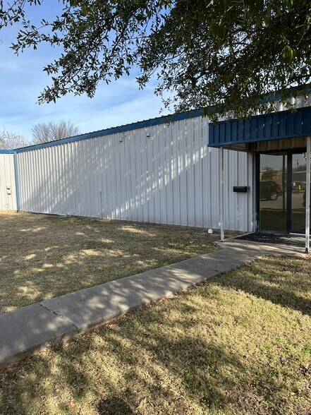 More Photos Of 301 Thomas Pl, Everman Warehouse For Lease