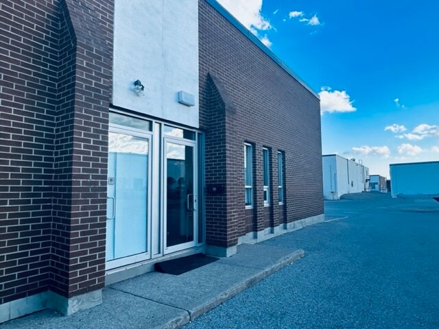 More Photos Of 1380 Hopkins St, Whitby Showroom For Lease