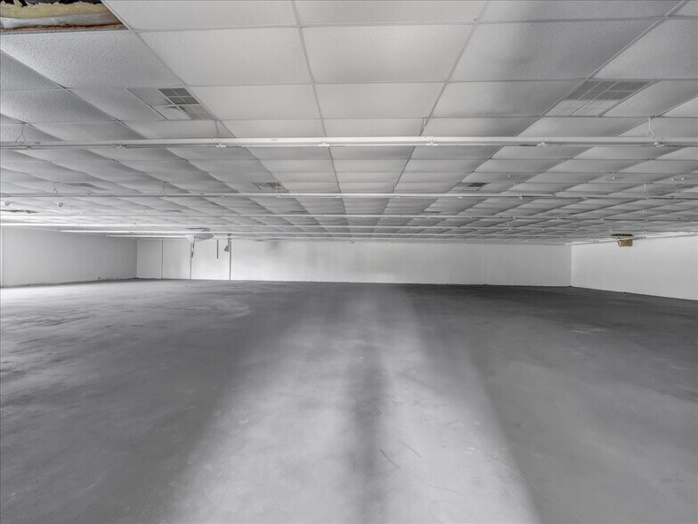 More Photos Of 19276 Hartford St, Edison Freestanding For Sale