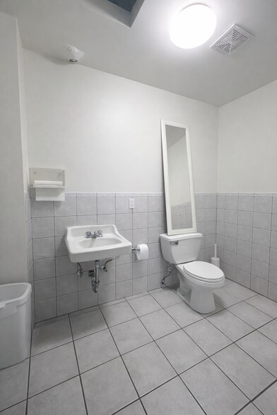 More Photos Of 18-54 43rd St, Astoria Warehouse For Lease