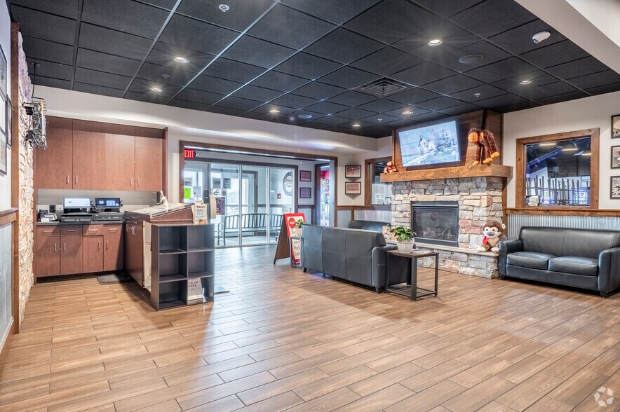 More Photos Of 1400 Commerce Pl, Plover General Retail For Sale