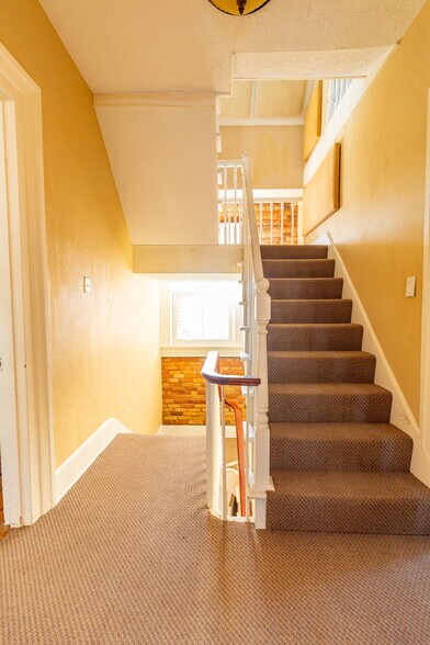 More Photos Of 323 S Main St, Zelienople Office Residential For Lease