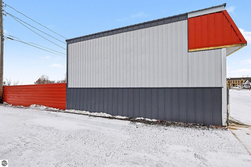 More Photos Of 414 S Mitchell St, Cadillac General Retail For Lease