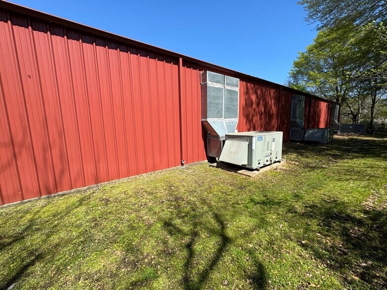 More Photos Of 2010 Lamar Ave, Paris General Retail For Lease