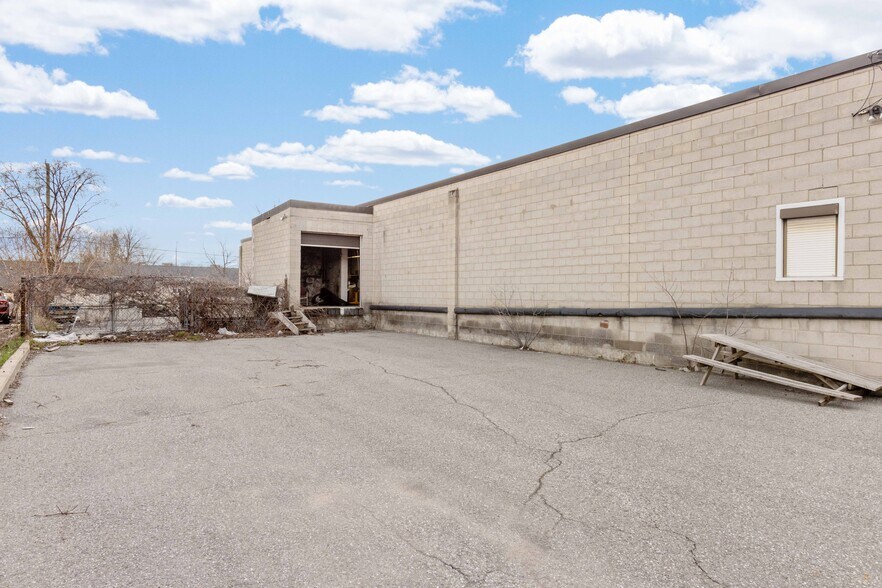 More Photos Of 7 Enterprise Ave, Ottawa Warehouse For Lease