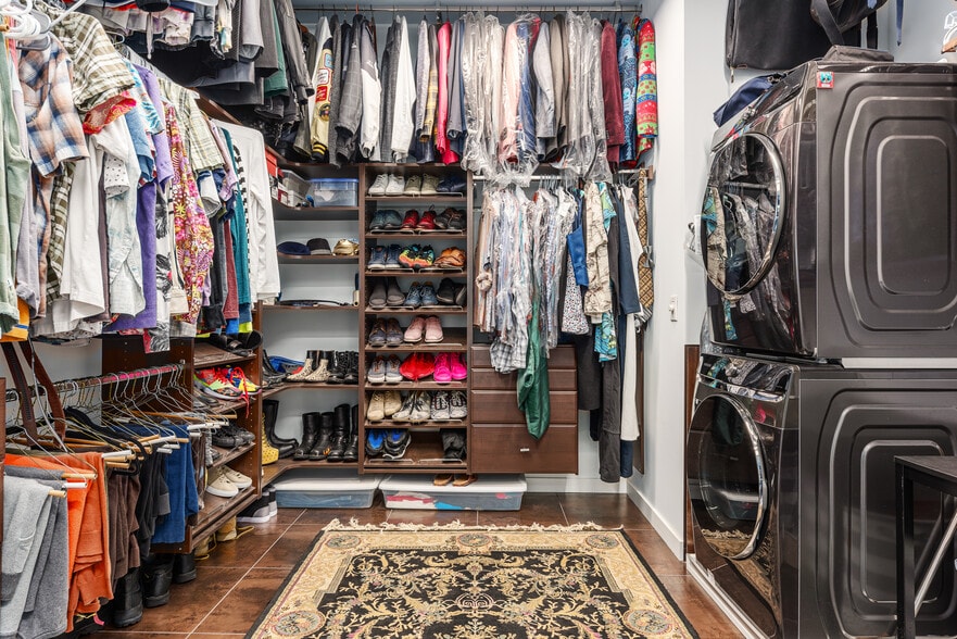 More Photos Of 4798 Iberia Ave, Dallas Office For Sale