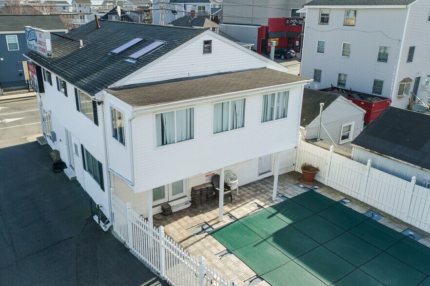 More Photos Of 198 Ashworth Ave, Hampton Hotel For Sale