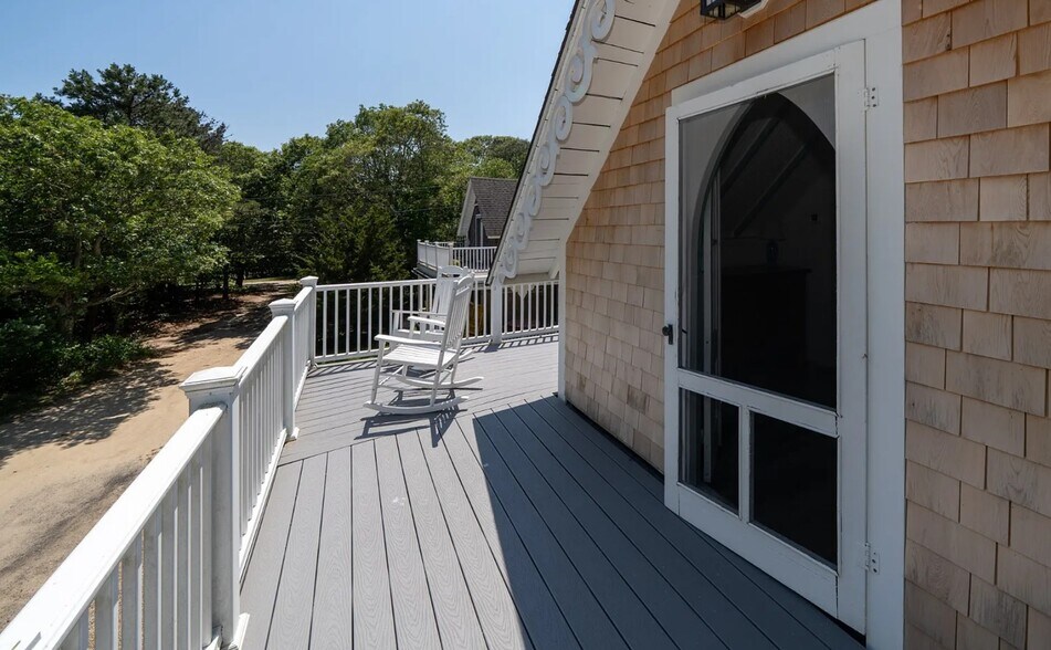 More Photos Of 9 Brunswick Ave, Vineyard Haven Specialty For Sale