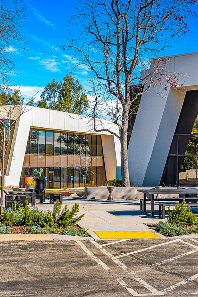 More Photos Of 5000 N Parkway Calabasas, Calabasas Unknown For Lease