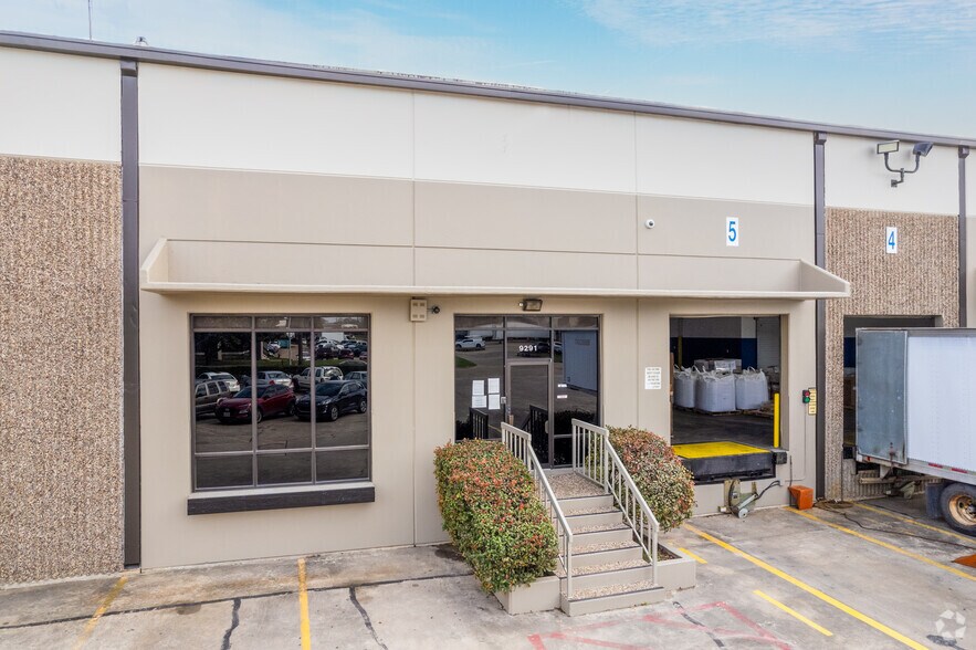 More Photos Of 9200-9230 Baythorne Dr, Houston Unknown For Lease