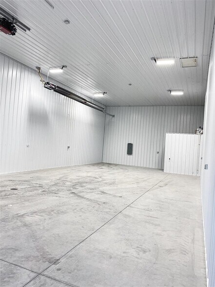 More Photos Of 1650 Willow Creek Dr, Iowa City Warehouse For Lease