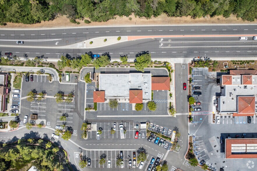 More Photos Of 640 Hacienda Dr, Vista Storefront For Sale