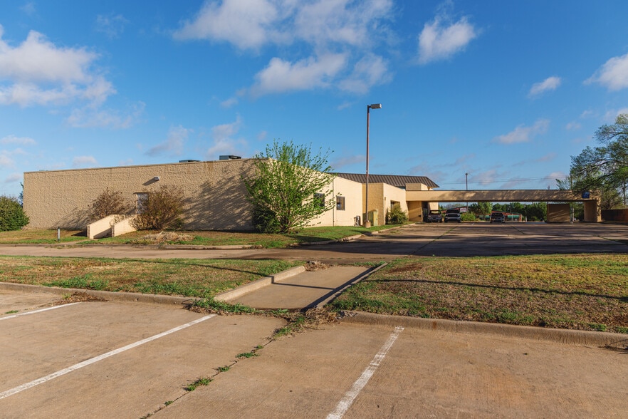 More Photos Of 3200 E Memorial Rd, Edmond Medical For Sale