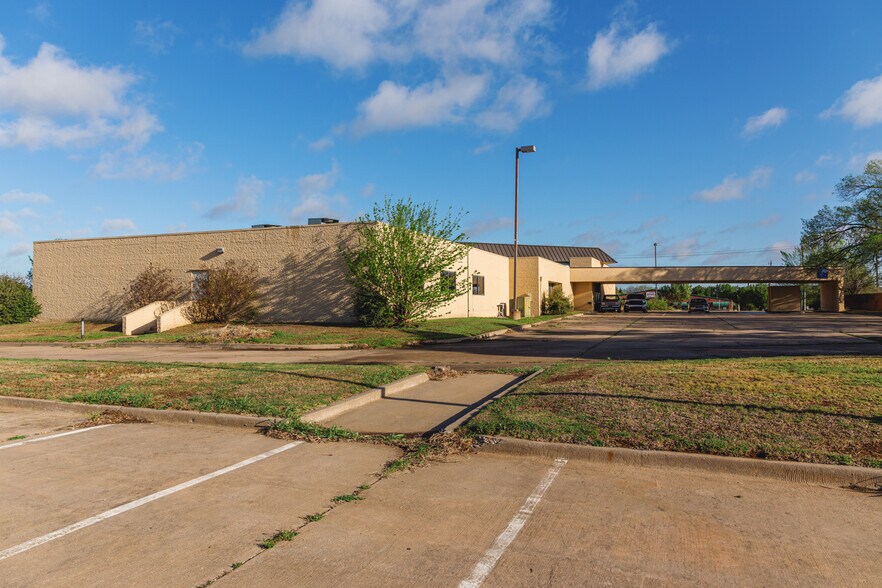 More Photos Of 3200 E Memorial Rd, Edmond Medical For Sale