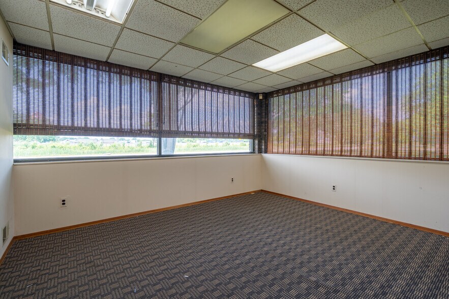 More Photos Of 42470 Executive Dr, Harrison Township Warehouse For Lease