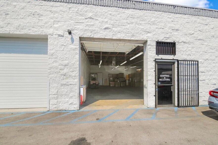 More Photos Of 9555 Owensmouth Ave, Chatsworth Warehouse For Lease
